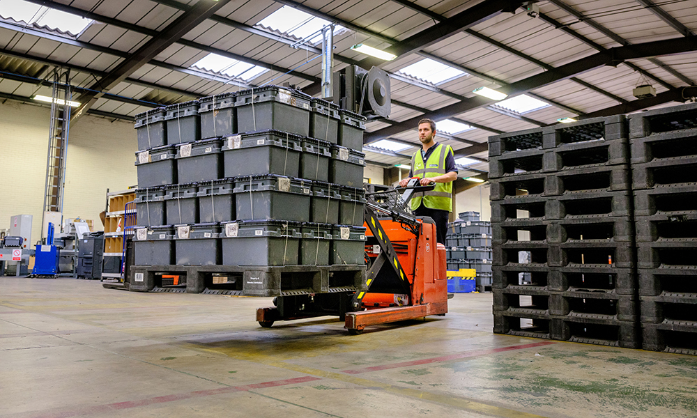 What you need to know about plastic pallets in warehouse storage